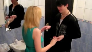 Юные девушка и парень трахаются в ванной