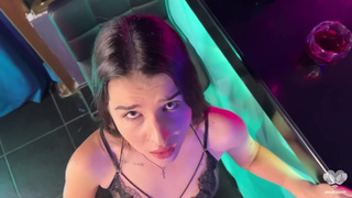 Барменша в клубе и коктейль бесплатный налила, и потрахаться дала