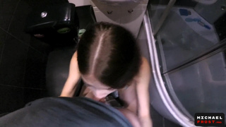 Наглец шантажирует пьяную русскую сучку на вписке и трахает ее в туалете