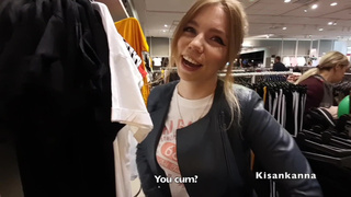 Кисанканна гуляет по ТЦ с вибратором в киске и отсасывает в примерочной